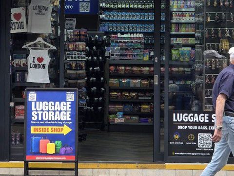 Luggage storage sign at the shop entrance pointing inside